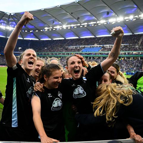 Die Fußballerinnen von Werder Bremen bejubeln ihr 3:1 gegen den HSV im DFB-Pokal