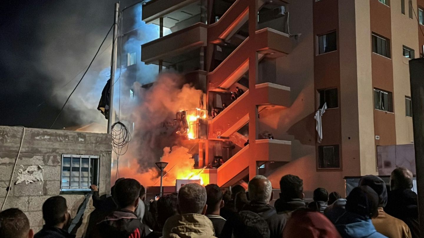 Feuer am Nasser-Krankenhaus nach Raketeneinschlag