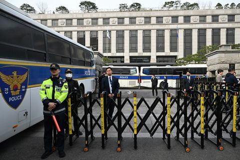 Polizisten vor dem Gerichtsgebäude in Seoul