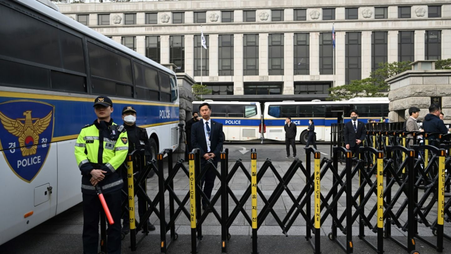 Polizisten vor dem Gerichtsgebäude in Seoul