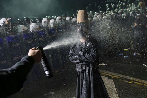 Einige Demonstranten sind offenbar bestens auf die Straßenschlachten mit der Polizei vorbereitet. Dieser Mann trägt eine Gasmaske, die ihn immun gegen das Pfefferspray der Sicherheitskräfte macht. Die Opposition spricht mittlerweile von "Millionen von Demonstranten" auf den Straßen – insbesondere in Istanbul
