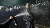 Einige Demonstranten sind offenbar bestens auf die Straßenschlachten mit der Polizei vorbereitet. Dieser Mann trägt eine Gasmaske, die ihn immun gegen das Pfefferspray der Sicherheitskräfte macht. Die Opposition spricht mittlerweile von "Millionen von Demonstranten" auf den Straßen – insbesondere in Istanbul