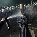 Einige Demonstranten sind offenbar bestens auf die Straßenschlachten mit der Polizei vorbereitet. Dieser Mann trägt eine Gasmaske, die ihn immun gegen das Pfefferspray der Sicherheitskräfte macht. Die Opposition spricht mittlerweile von "Millionen von Demonstranten" auf den Straßen – insbesondere in Istanbul