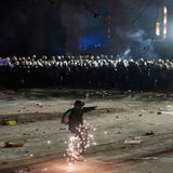 Die Zeit der friedlichen Demos war schnell vorbei. Mittlerweile kommt es täglich zu Zusammenstößen zwischen den Protestlern und der Polizei. Hier wirft ein Demonstrant Feuerwerkskörper in eine Menge von Sicherheitskräften