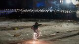 Die Zeit der friedlichen Demos war schnell vorbei. Mittlerweile kommt es täglich zu Zusammenstößen zwischen den Protestlern und der Polizei. Hier wirft ein Demonstrant Feuerwerkskörper in eine Menge von Sicherheitskräften
