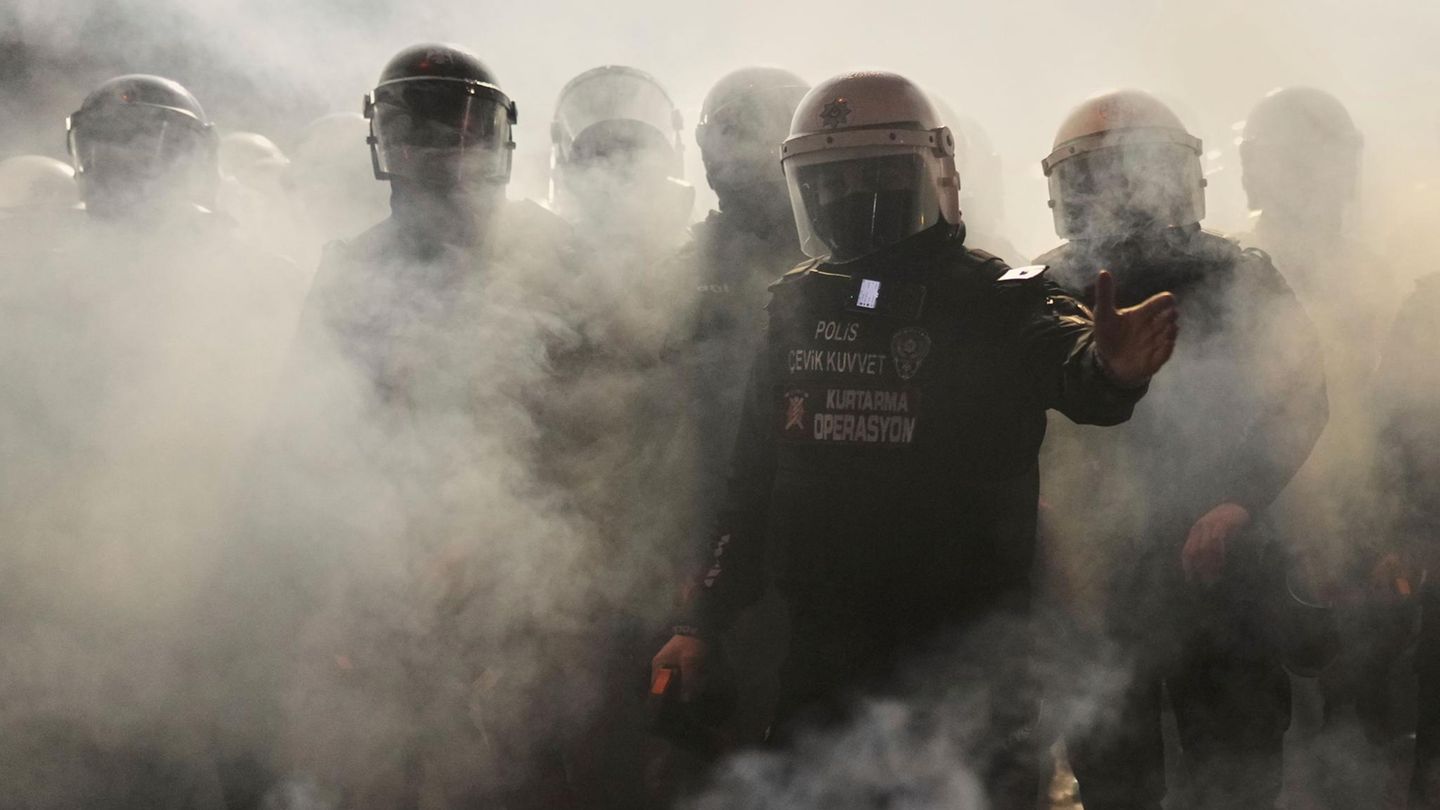 Die Polizei geht mit Tränengas, Gummigeschossen und Pfefferspray gegen die Demos vor. Es ist das erste Mal, dass der Machtapparat um Präsident Erdogan Proteste gegen die Regierung gewaltsam niederschlagen lässt