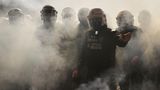 Die Polizei geht mit Tränengas, Gummigeschossen und Pfefferspray gegen die Demos vor. Es ist das erste Mal, dass der Machtapparat um Präsident Erdogan Proteste gegen die Regierung gewaltsam niederschlagen lässt