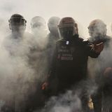 Die Polizei geht mit Tränengas, Gummigeschossen und Pfefferspray gegen die Demos vor. Es ist das erste Mal, dass der Machtapparat um Präsident Erdogan Proteste gegen die Regierung gewaltsam niederschlagen lässt