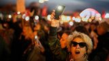 Anfangs waren es die jungen Menschen, die den Protest gegen Erdogan trugen. Mittlerweile sind die Demonstranten bunt gemischt, von alt bis jung. Arbeiterverbände, Oppositionsparteien, Gewerkschaften, sie alle schlossen sich den Demos an