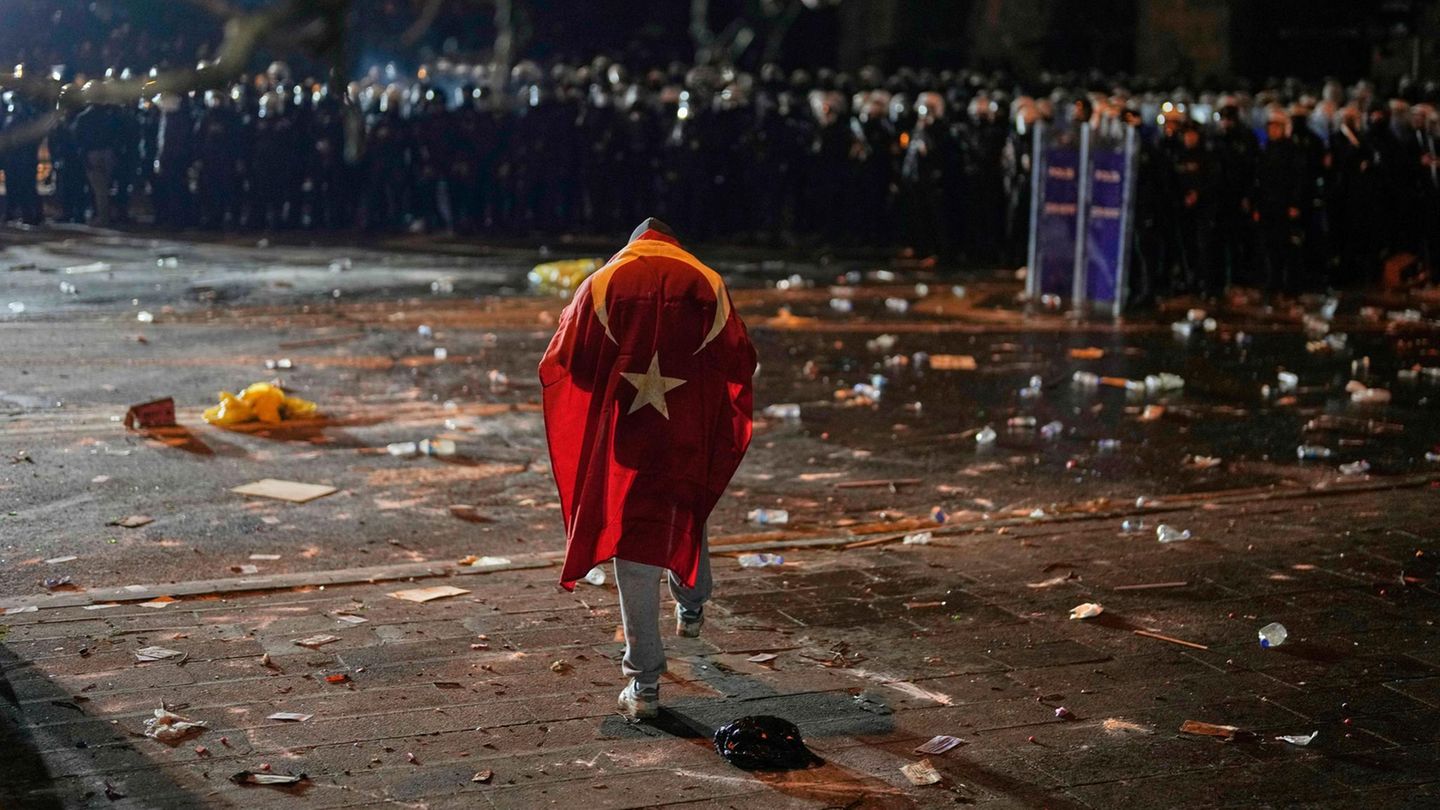 Ein einsamer Demonstrant, eingehüllt in eine Türkei-Flagge, marschiert auf eine geschlossene Reihe Polizisten zu. Die Proteste – eine Mischung aus zivilem Ungehorsam und Straßenschlacht – verlangen den Oppositionellen viel Mut ab. In der Vergangenheit wurden Teilnehmer von regierungskritischen Demonstrationen teilweise mit drakonischen Strafen belegt