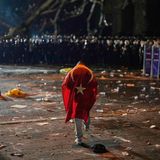 Ein einsamer Demonstrant, eingehüllt in eine Türkei-Flagge, marschiert auf eine geschlossene Reihe Polizisten zu. Die Proteste – eine Mischung aus zivilem Ungehorsam und Straßenschlacht – verlangen den Oppositionellen viel Mut ab. In der Vergangenheit wurden Teilnehmer von regierungskritischen Demonstrationen teilweise mit drakonischen Strafen belegt