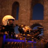 Ein Polizist feuert Gummigeschosse in eine Menschenmenge von Demonstranten. (Noch) funktioniert der Machtapparat von Erdogan. Die Massenproteste nannte er "Straßenterror". Derweil kritisierte das Ausland die Verhaftung und Absetzung İmamoğlus. Die französische Regierung nannte sie "schwere Beschränkung der Demokratie"