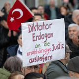 Nicht nur auf den Straßen der türkischen Großstädten protestieren Menschen gegen die mutmaßliche Willkür-Herrschaft von Erdogan. Etwa in Frankfurt am Main solidarisierten sich bereits in der vergangenen Woche einige Dutzend mit den Demonstranten in der Türkei
