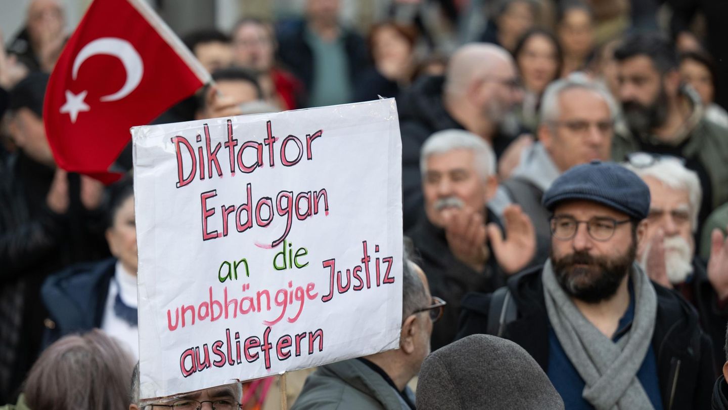 Nicht nur auf den Straßen der türkischen Großstädten protestieren Menschen gegen die mutmaßliche Willkür-Herrschaft von Erdogan. Etwa in Frankfurt am Main solidarisierten sich bereits in der vergangenen Woche einige Dutzend mit den Demonstranten in der Türkei