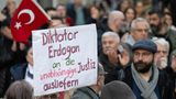 Nicht nur auf den Straßen der türkischen Großstädten protestieren Menschen gegen die mutmaßliche Willkür-Herrschaft von Erdogan. Etwa in Frankfurt am Main solidarisierten sich bereits in der vergangenen Woche einige Dutzend mit den Demonstranten in der Türkei