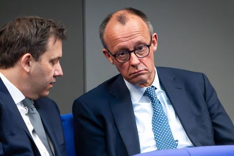 Friedrich Merz und Lars Klingbeil im ernsten Gespräch im Bundestag
