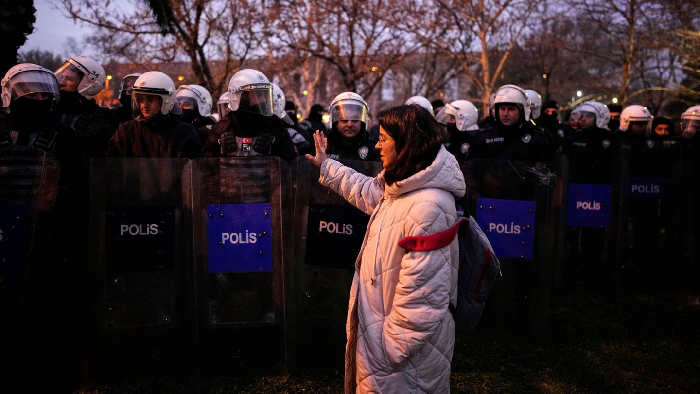 Die Sicherheitskräfte sind mit Großaufgeboten vor Ort und gehen teilweise mit äußerster Brutalität gegen die Demonstranten vor. Nur selten entstehen ruhige Momente. Wie hier, als eine mutige junge Frau sich der Polizist alleine in den Weg stellte