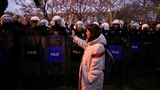 Die Sicherheitskräfte sind mit Großaufgeboten vor Ort und gehen teilweise mit äußerster Brutalität gegen die Demonstranten vor. Nur selten entstehen ruhige Momente. Wie hier, als eine mutige junge Frau sich der Polizist alleine in den Weg stellte