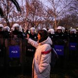 Die Sicherheitskräfte sind mit Großaufgeboten vor Ort und gehen teilweise mit äußerster Brutalität gegen die Demonstranten vor. Nur selten entstehen ruhige Momente. Wie hier, als eine mutige junge Frau sich der Polizist alleine in den Weg stellte