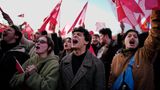 Nach der Verhaftung und Absetzung von Istanbuls Bürgermeister Ekrem Imamoğlu ziehen Hunderttausende Demonstranten durch die Straßen der türkischen Großstädte. In Istanbul, Ankara und Izmir herrscht seit Tagen der Ausnahmezustand. Trotz Demonstrationsverbot werden die Proteste Tag für Tag größer