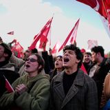 Nach der Verhaftung und Absetzung von Istanbuls Bürgermeister Ekrem Imamoğlu ziehen Hunderttausende Demonstranten durch die Straßen der türkischen Großstädte. In Istanbul, Ankara und Izmir herrscht seit Tagen der Ausnahmezustand. Trotz Demonstrationsverbot werden die Proteste Tag für Tag größer