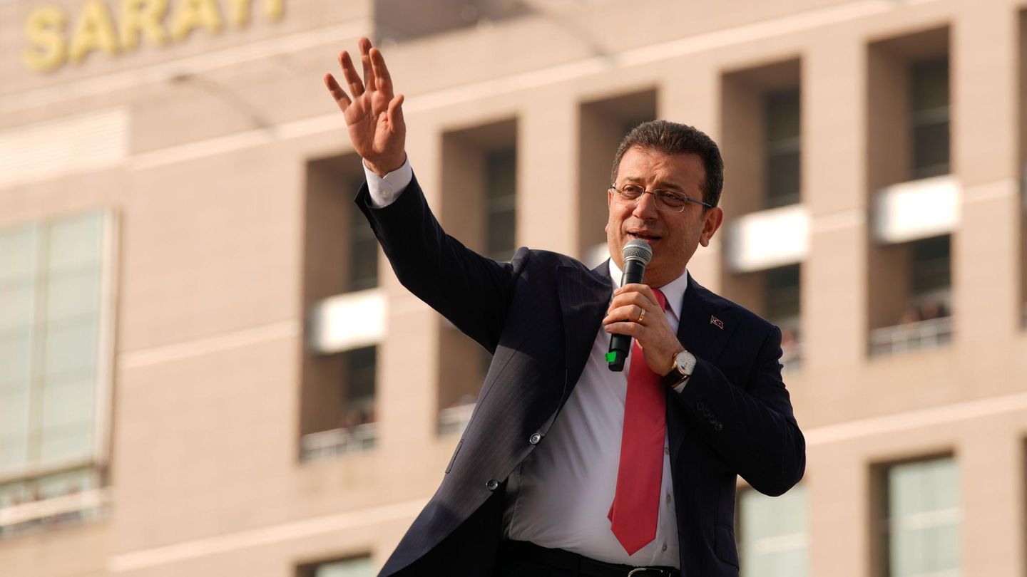 Viel Opposition lässt Erdogan nicht zu. Umso bemerkenswerter ist der Aufstieg von Ekrem Imamoğlu. Der Bürgermeister von Istanbul gilt als aussichtsreicher Gegenkandidat Erdogans bei den Präsidentschaftswahlen. Auch deshalb ist die Wut der Demonstranten so groß. Sie unterstellen Erdogan, seinen Konkurrenten mit der Verhaftung aus dem Weg räumen zu wollen (Archivbild)