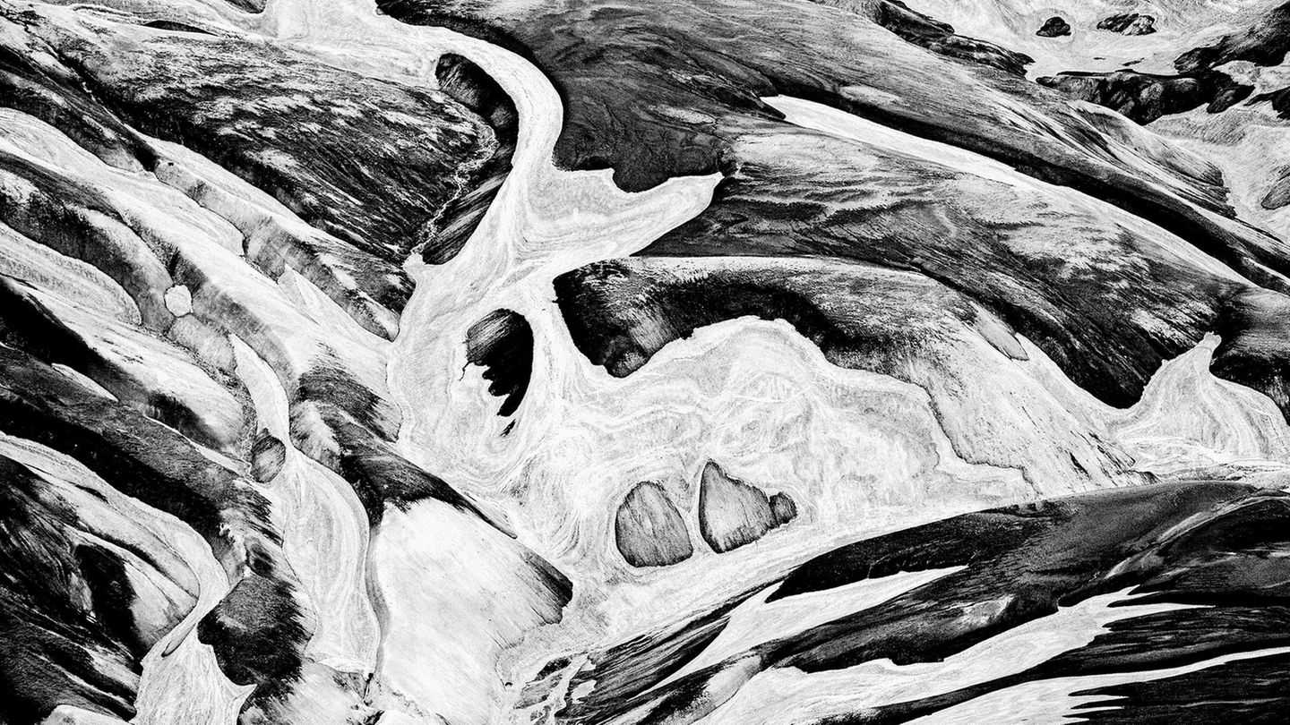 Schafabtrieb in Island: Die Landschaft von Landmannalaugar, im Herzen des isländischen Hochlands gelegen. Bunte Rhyolithberge in Gelb-, Rot- und Grüntönen, weite Lavafelder, heiße Quellen und klare Bäche prägen die Region. Trotz der Abgeschiedenheit wird das Gebiet seit Jahrhunderten im Sommer von den Schäfern genutzt, um ihre Schafe dort weiden lassen Die Landschaft von Landmannalaugar, im Herzen des isländischen Hochlands gelegen. Bunte Rhyolithberge in Gelb-, Rot- und Grüntönen, weite Lavafelder, heiße Quellen und klare Bäche prägen die Region. Trotz der Abgeschiedenheit wird das Gebiet seit Jahrhunderten im Sommer von den Schäfern genutzt, um ihre Schafe dort weiden lassen
