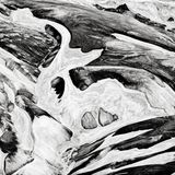 Die Landschaft von Landmannalaugar, im Herzen des isländischen Hochlands gelegen. Bunte Rhyolithberge in Gelb-, Rot- und Grüntönen, weite Lavafelder, heiße Quellen und klare Bäche prägen die Region. Trotz der Abgeschiedenheit wird das Gebiet seit Jahrhunderten im Sommer von den Schäfern genutzt, um ihre Schafe dort weiden lassen