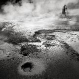 Ein Hirte im geothermischen Gebiet von Landmannalaugar. Der Fotograf beschreibt die Landschaft so: "Majestätische Hügellandschaften, die von tosenden Schnee- und Regenstürmen heimgesucht werden, schroffes Lavagestein und gewaltige Felsformationen."