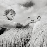 Schaf, Kindchen, Schaf: Der Herdentrieb ist Familiensache, hier kommt niemand ungeschoren davon. Und mancher raucht die isländische Einsamkeit auf Lunge, den Blick auf einen Horizont gerichtet, hinter dem die sogenannte weite Welt beginnt. Vielleicht. Praktisch wenigstens, dass der Weg von der Wolle bis zum Pullover nicht weit ist