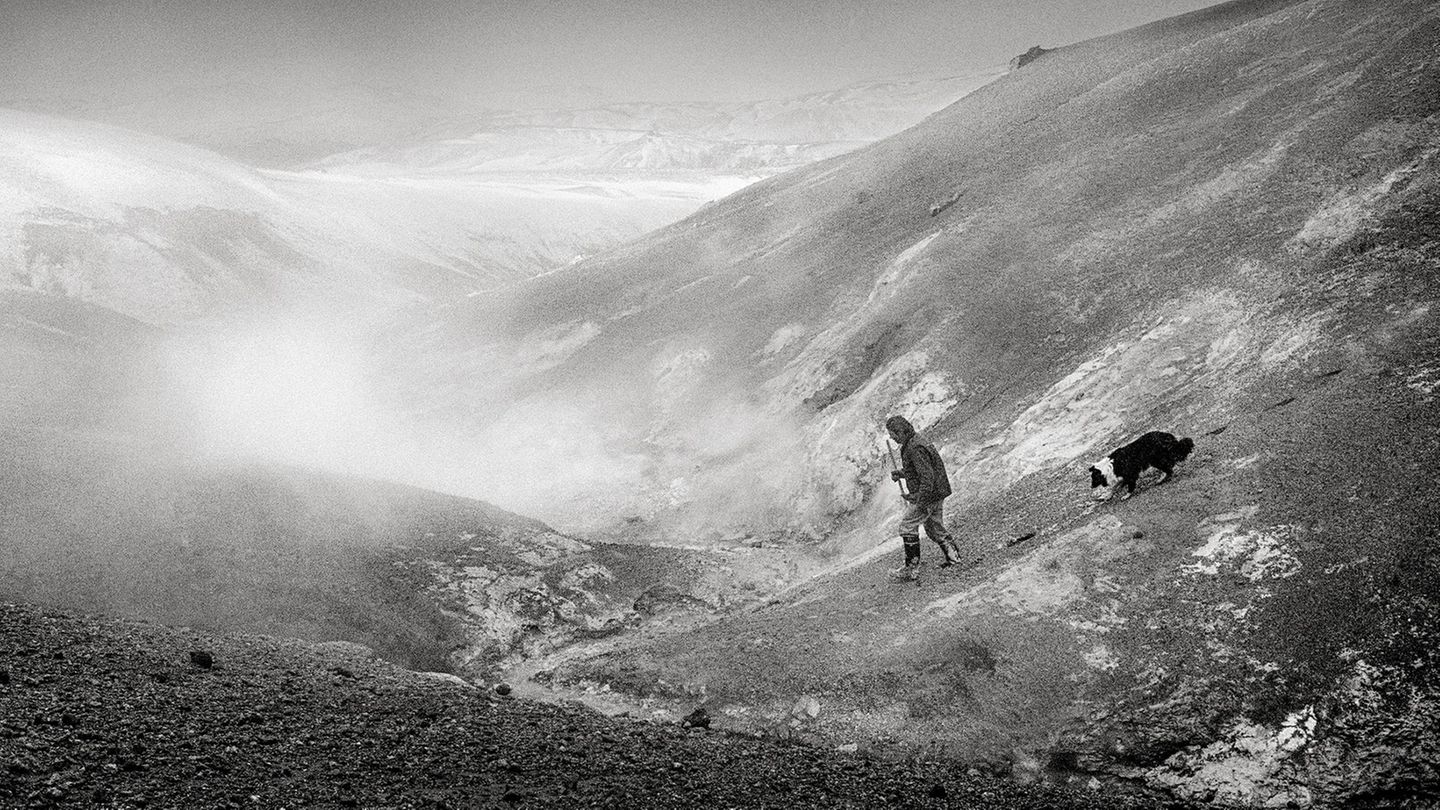 Wie die Zukunft der isländischen Bauern aussieht, sei ungewiss, schreibt Ragnar Axelsson. Aber sein Begleiter durch die Berge, ein Mann mit Namen Þórður Guðnason, habe ihm gesagt: "Was auch geschieht – die Berge werden an ihrem Platz bleiben."