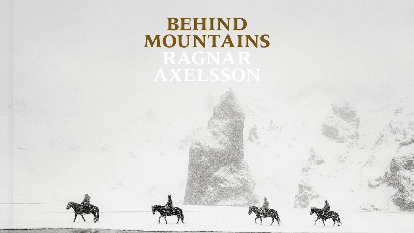 Behind Mountains:  Texte von Ragnar Axelsson   Gestaltet von Einar Geir Ingvarsson   Festeinband, 192 Seiten, 101 Triplexabbildungen  Englisch  ISBN 978-3-96900-195-0  Euro 48,00