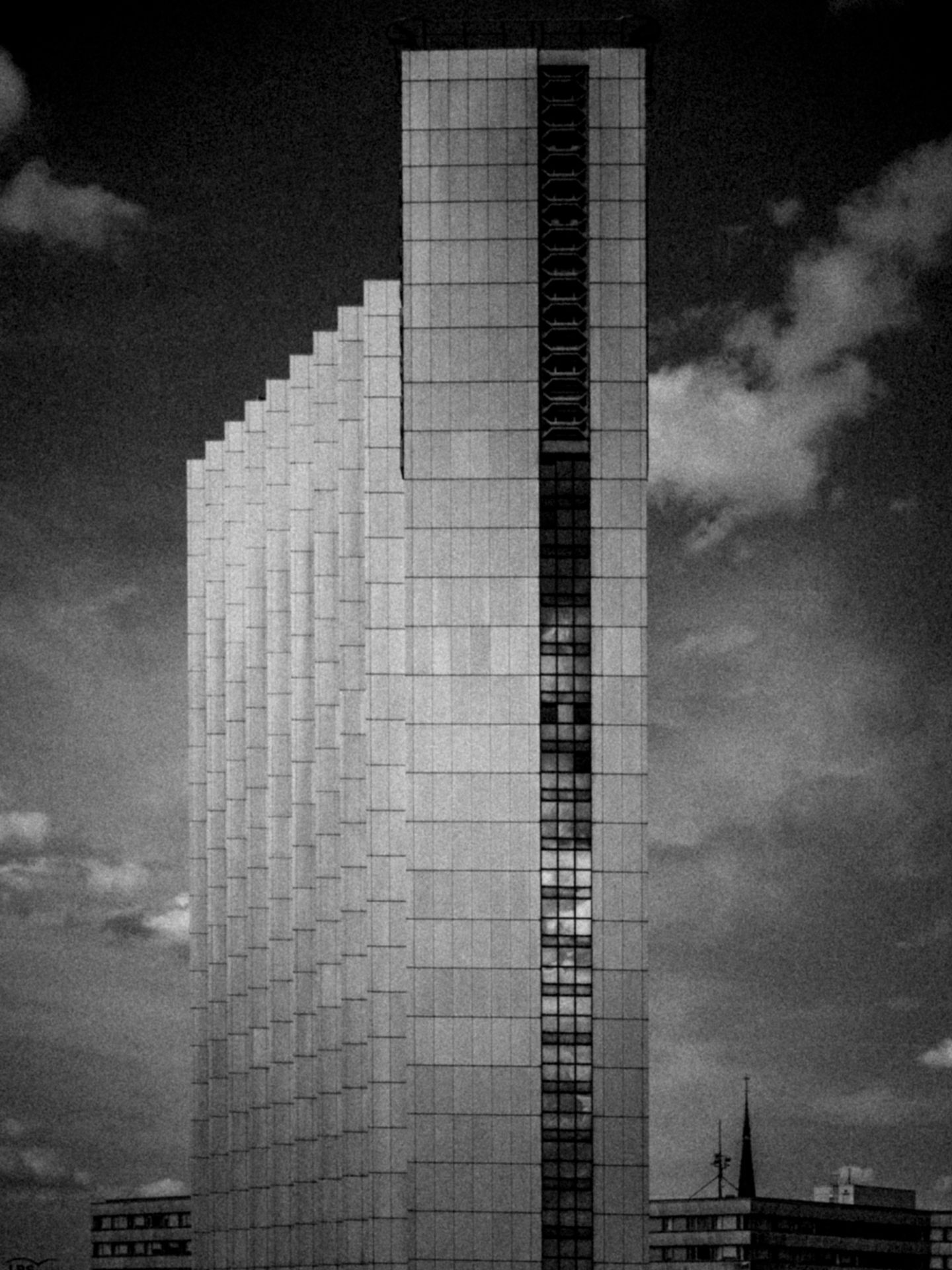 Das "Congress"-Hotel in Chemnitz, mit seinen 97 Metern das höchste Gebäude der Stadt. Der Architekt Rudolf Weißer entwarf es ab 1969 im Stil der DDR-Moderne. Es wird auch heute noch als Hotel betrieben