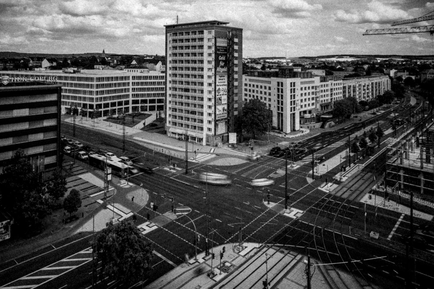 Schaut man nicht zu genau auf die Baujahre der vorbeifahrenden Autos, könnte dieses Bild der vielbefahrenen Kreuzung Brückenstraße / Bahnhofstraße beinahe noch aus den 70ern stammen