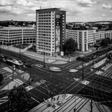 Schaut man nicht zu genau auf die Baujahre der vorbeifahrenden Autos, könnte dieses Bild der vielbefahrenen Kreuzung Brückenstraße / Bahnhofstraße beinahe noch aus den 70ern stammen
