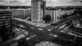 Schaut man nicht zu genau auf die Baujahre der vorbeifahrenden Autos, könnte dieses Bild der vielbefahrenen Kreuzung Brückenstraße / Bahnhofstraße beinahe noch aus den 70ern stammen