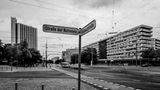 Die Straße der Nationen ist eine der wichtigsten Straßen der Stadt – und war schon in den 60ern entsprechend geplant worden. Im Sinne des "sozialistischen Städtebaus" entstanden hier Wohn- und Geschäftshäuser, quasi als Kontrast zur angrenzenden Karl-Marx-Allee, die für politische Demonstrationen gedacht war