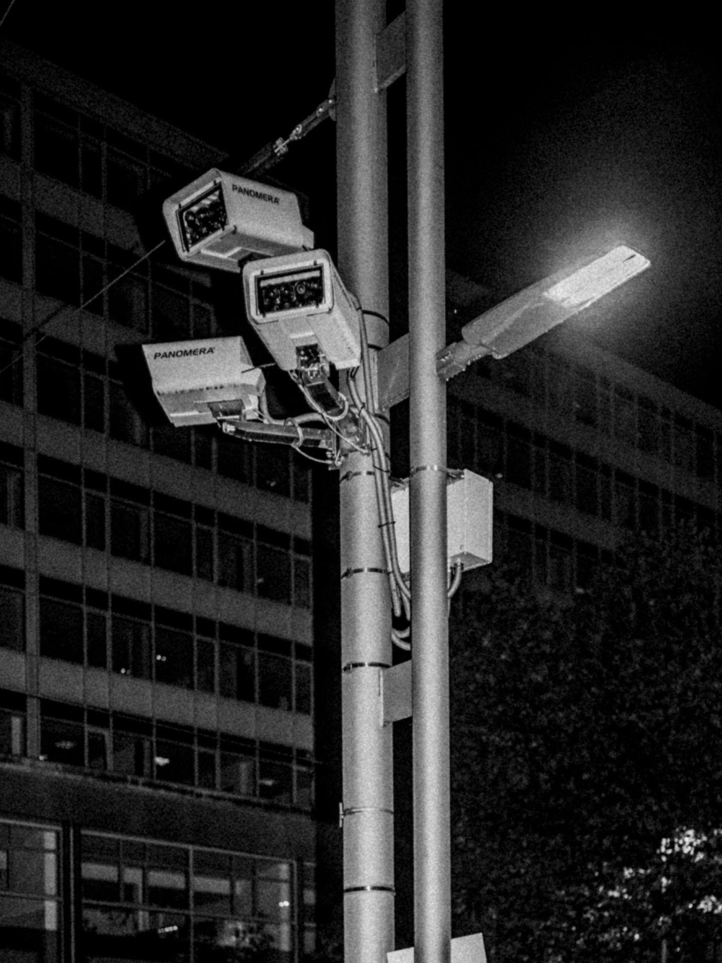 Ein Anblick, der direkt dystopische Gefühle auslöst? Dabei handelt es sich hier um "ganz normale" Überwachungskameras, die an der Straße der Nationen angebracht sind wie an vielen anderen Straßen und Plätzen in ganz Deutschland