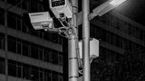 Ein Anblick, der direkt dystopische Gefühle auslöst? Dabei handelt es sich hier um "ganz normale" Überwachungskameras, die an der Straße der Nationen angebracht sind wie an vielen anderen Straßen und Plätzen in ganz Deutschland