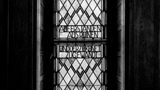 Ein Fenster im Chemnitzer Rathaus, eingesetzt im Jahr 1951, als "Auferstanden aus Ruinen" noch eine für jeden sichtbare Tatsache war. Die Textzeile stammt aus der DDR-Nationalhymne, trifft aber auch auf das moderne Chemnitz zu