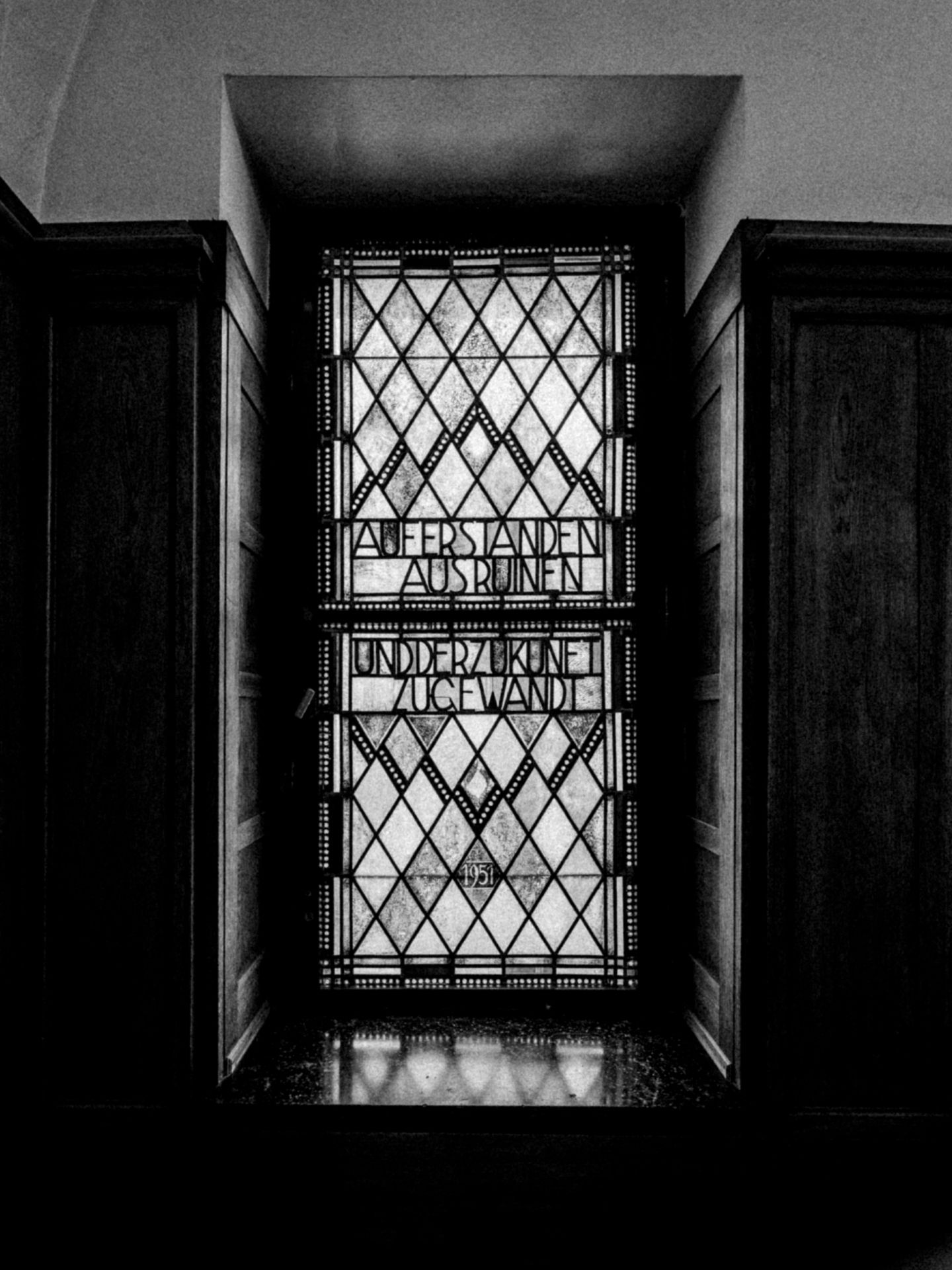 Ein Fenster im Chemnitzer Rathaus, eingesetzt im Jahr 1951, als "Auferstanden aus Ruinen" noch eine für jeden sichtbare Tatsache war. Die Textzeile stammt aus der DDR-Nationalhymne, trifft aber auch auf das moderne Chemnitz zu