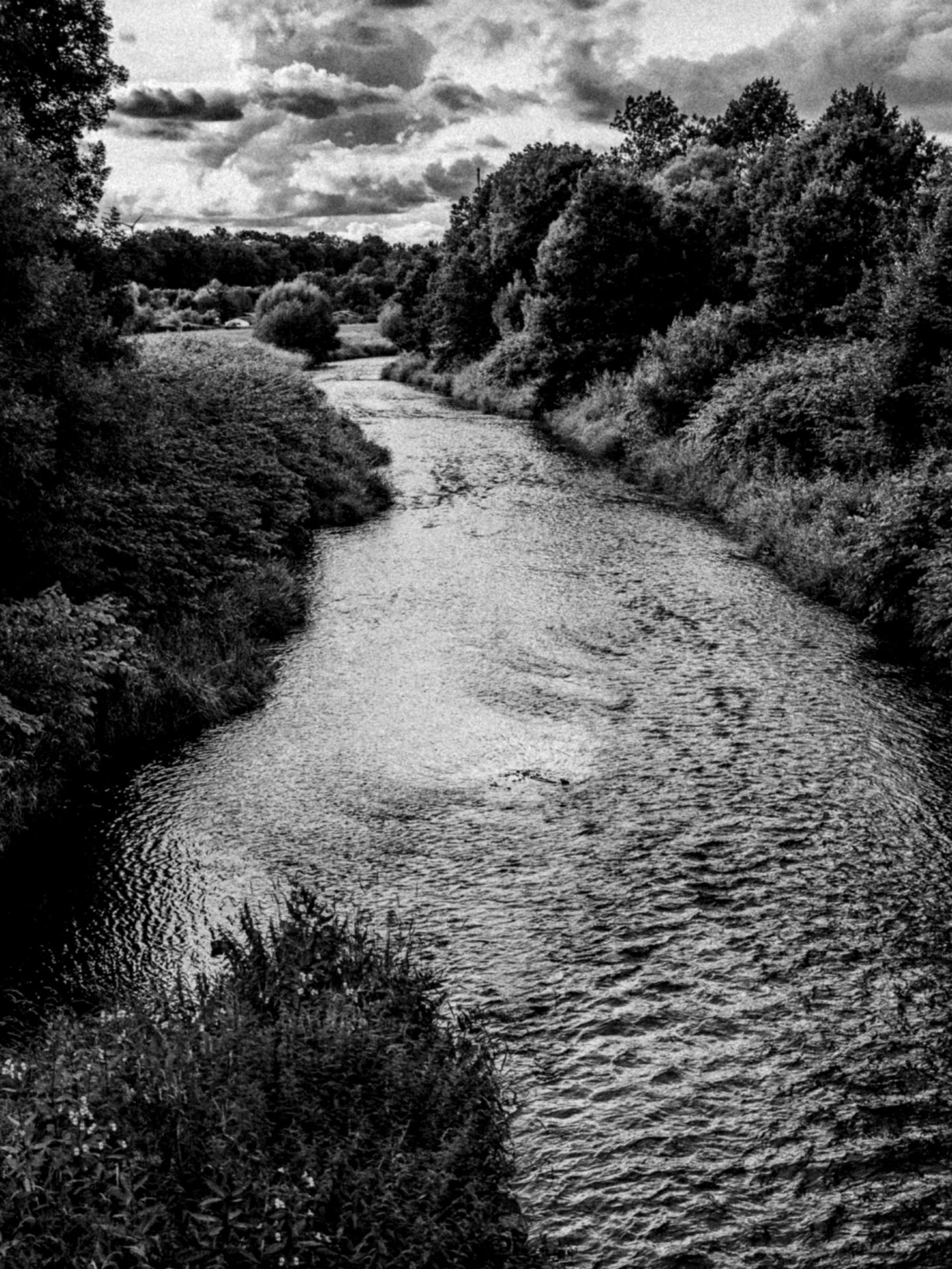 Der Fluss Chemnitz, der von Altchemnitz bis in die Zwickauer Mulde fließt, ist tatsächlich Namensgeber der Stadt. Ursprünglich hieß er auf Sorbisch "Kamenica", was soviel wie "Steinbach" bedeutet. Diesen alten Namen übernahm Fotograf Rüdiger Glatz für seinen Bildband