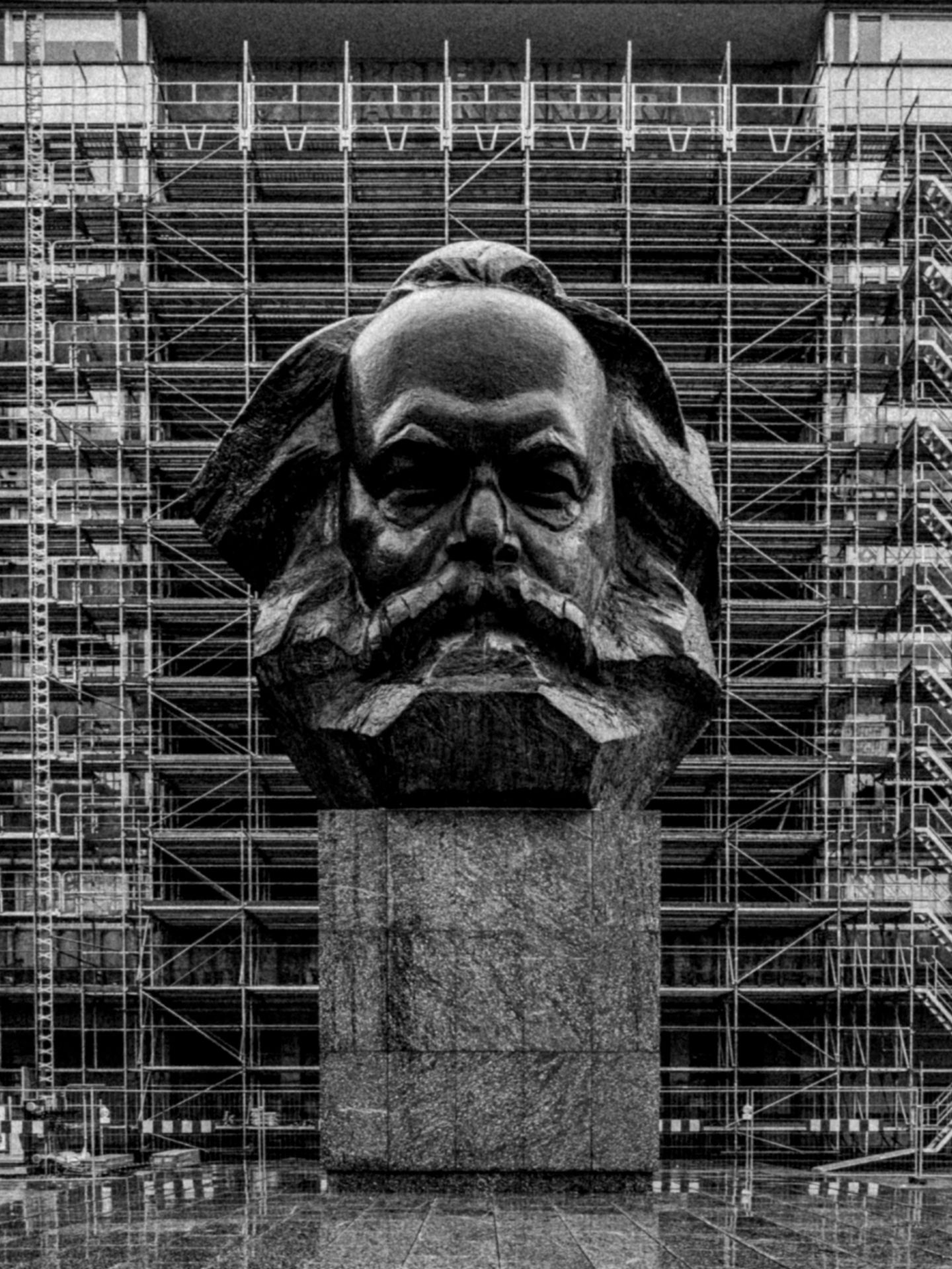 Nach ihm war Chemnitz von 1953 bis 1990 benannt: Der Philosoph und Kapitalismuskritiker Karl Marx ist noch heute im Stadtbild sichtbar, etwa in diesem Monument im Stadtzentrum. Entworfen wurde es vom sowjetischen Künstler Lew Kerbel, fertiggestellt 1971. Der Standort wird von manchen Einwohnern spöttisch "Schädelstätte" genannt