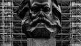 Nach ihm war Chemnitz von 1953 bis 1990 benannt: Der Philosoph und Kapitalismuskritiker Karl Marx ist noch heute im Stadtbild sichtbar, etwa in diesem Monument im Stadtzentrum. Entworfen wurde es vom sowjetischen Künstler Lew Kerbel, fertiggestellt 1971. Der Standort wird von manchen Einwohnern spöttisch "Schädelstätte" genannt