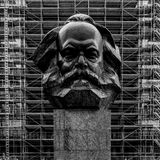 Nach ihm war Chemnitz von 1953 bis 1990 benannt: Der Philosoph und Kapitalismuskritiker Karl Marx ist noch heute im Stadtbild sichtbar, etwa in diesem Monument im Stadtzentrum. Entworfen wurde es vom sowjetischen Künstler Lew Kerbel, fertiggestellt 1971. Der Standort wird von manchen Einwohnern spöttisch "Schädelstätte" genannt