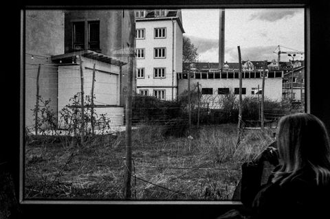 Wie in jeder Stadt verbergen sich auch in Chemnitz hinter den schicken Frontfassaden manchmal vernachlässigte Flächen, die man nur sieht, wenn man mit der Straßenbahn vorbeirauscht. Hier etwa in Chemnitz-Gablenz