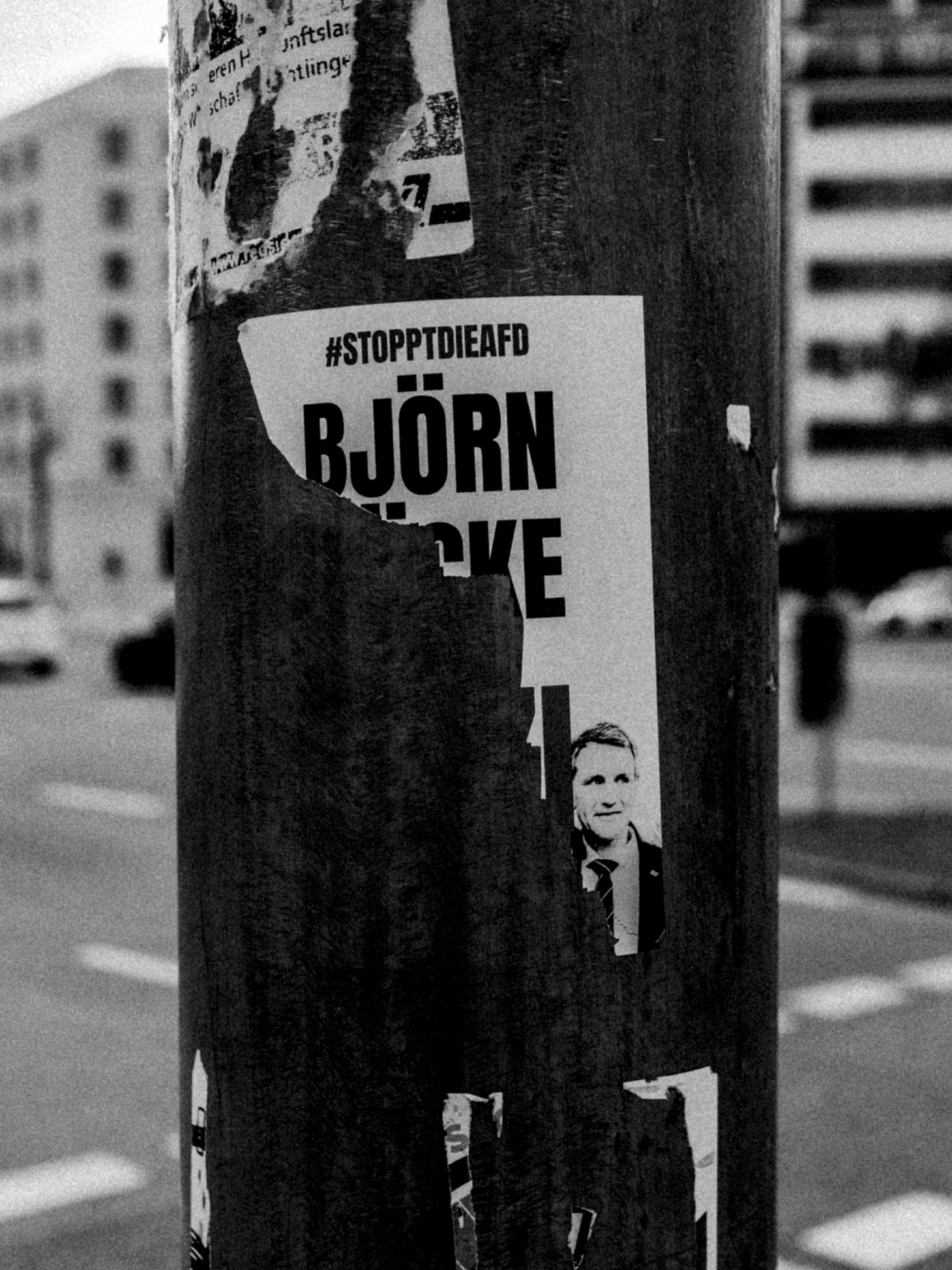 In ganz Deutschland ein Problem, auch in Chemnitz: der zunehmende Rechtsruck. Jemand hatte dieses Plakat an einem Chemnitzer Ampelpfahl aufgehängt, ehe es jemand anders wieder abriss