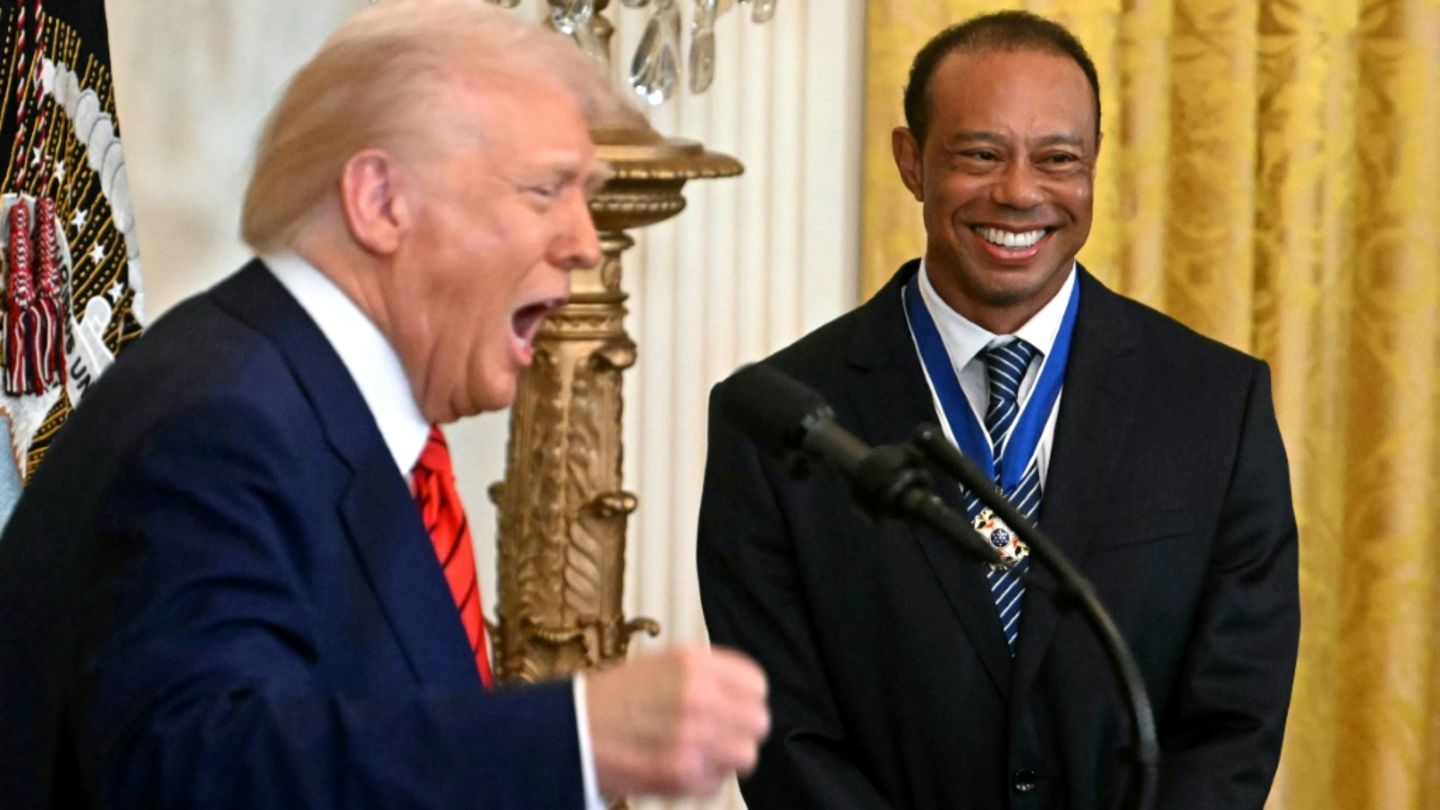Tiger Woods (r), Donald Trump im Februar im Weißen Haus