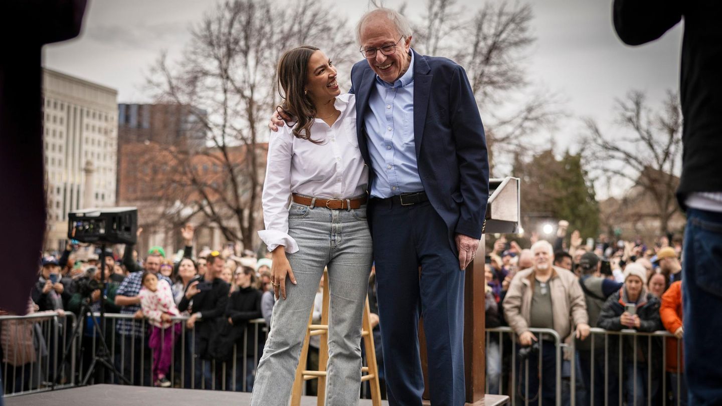 Positionieren sich als Speerspitze im Kampf gegen Donald Trump: Bernie Sanders, 83, und Alexandria Ocasio-Cortez, 35 Positionieren sich als Speerspitze im Kampf gegen Donald Trump: Bernie Sanders, 83, und Alexandria Ocasio-Cortez, 35
