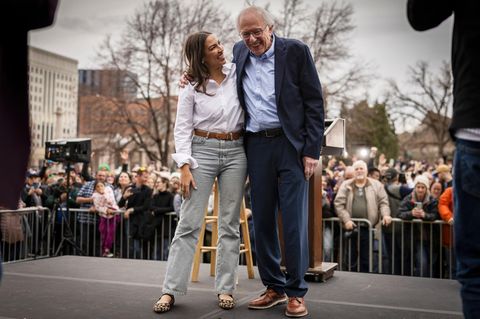Positionieren sich als Speerspitze im Kampf gegen Donald Trump: Bernie Sanders, 83, und Alexandria Ocasio-Cortez, 35